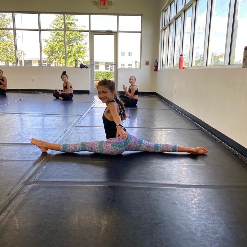 girl in the splits in dance class